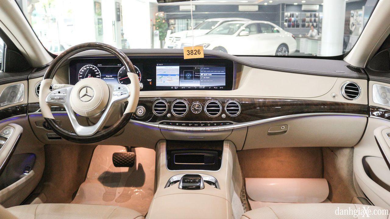 9. Mercedes-Benz S-Class: Mercedes-Benz S-Class cung cấp một trong những không gian nội thất đẹp mắt, sang trọng nhất trên thị trường hiện nay