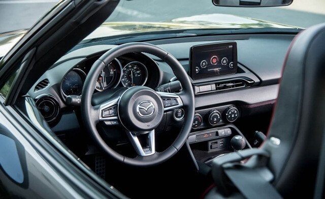 Mazda MX-5 Miata đã là một ví dụ tuyệt vời của một nội thất đơn giản mà đẹp. Vị trí ghế ngồi trong xe là hoàn hảo và bộ chọn số nằm ở một ví trí rất hợp lý trong tầm tay