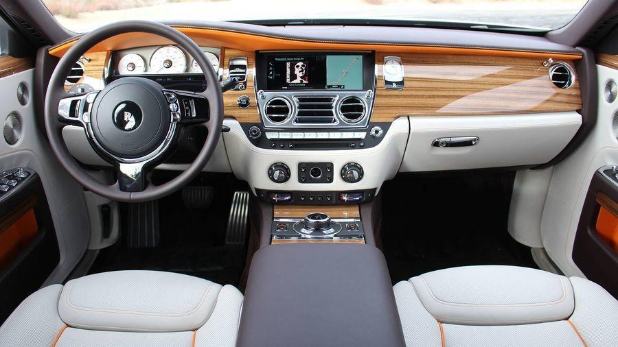 3. Rolls-Royce Phantom: Được coi là chiếc xe ô tô sang trọng nhất trên thế giới đồng nghĩa rằng Rolls-Royce Phantom nhất định phải có một khoang nội thất hạng nhất và điều này hoàn toàn chính xác