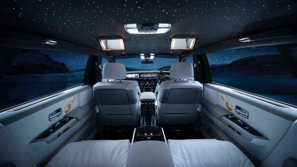 Mọi chi tiết trong nội thất xe đều được làm bằng chất liệu cao cấp, kết hợp cùng bố cục sắp xếp hợp lý để mang tới trải nghiệm dễ chịu nhất cho chủ xe