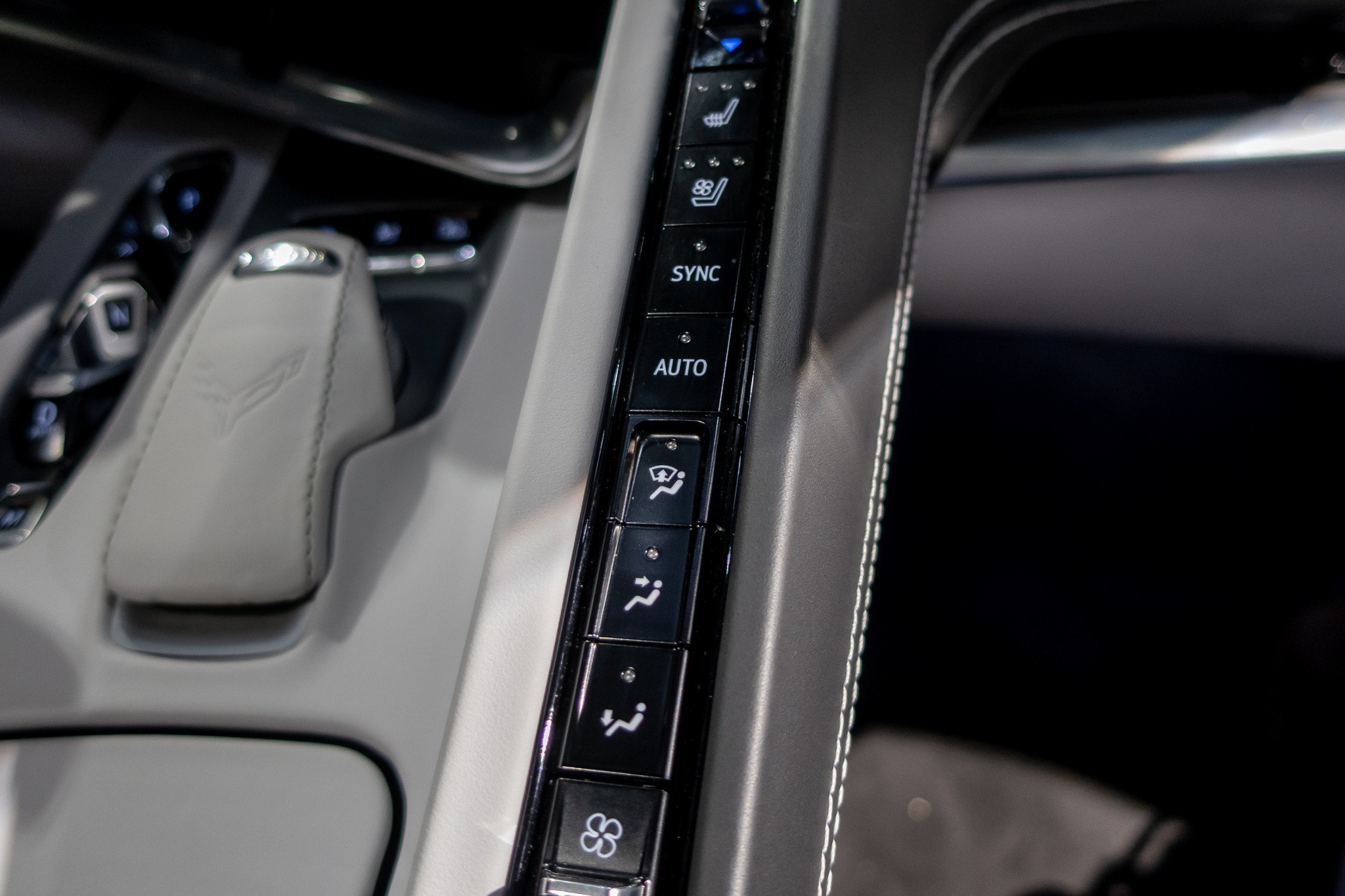 Bảng đồng hồ kỹ thuật số cung cấp tất cả thông tin người lái cần và một hàng dài các nút điều khiển ở giữa tách biệt người lái khỏi hành khách