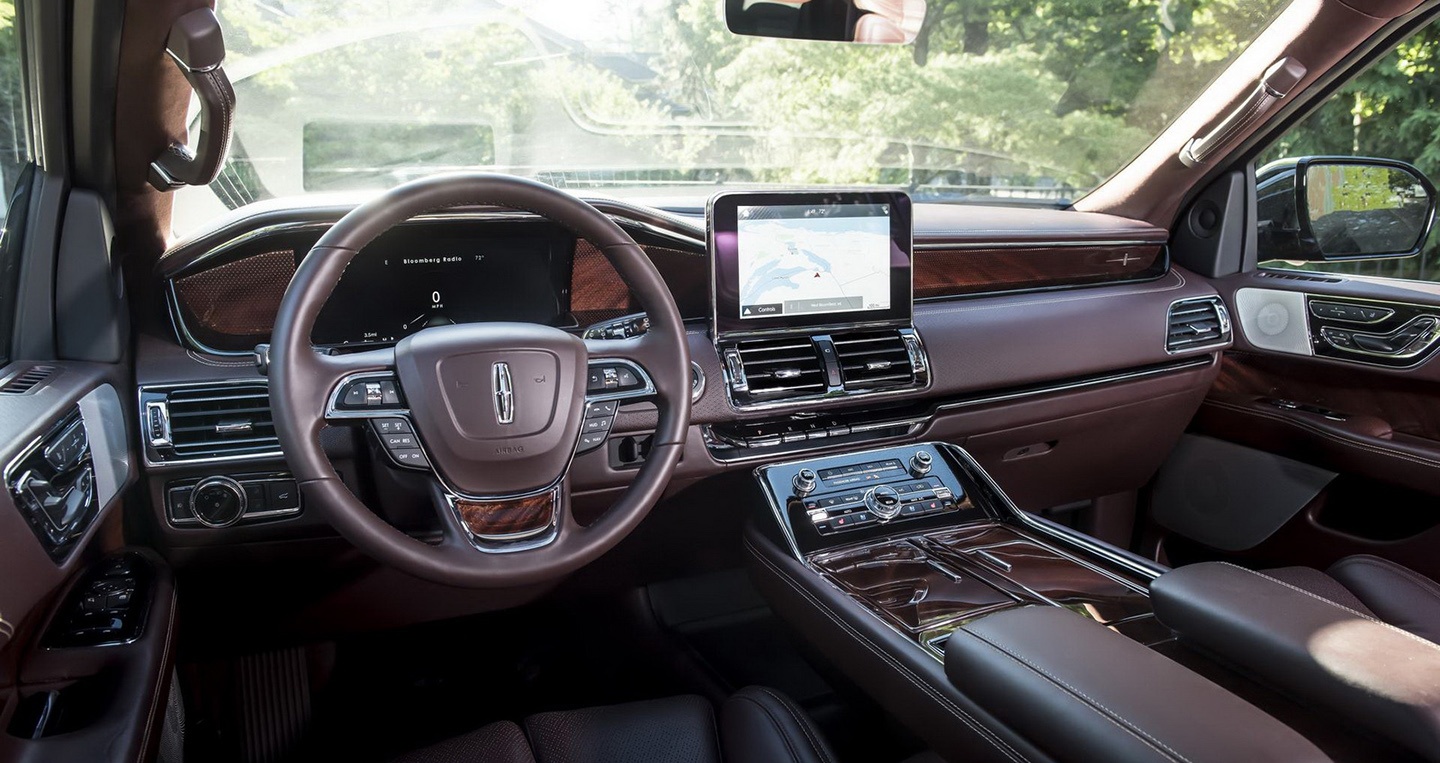 5. Lincoln Navigator: Lincoln Navigator là một phương tiện hoàn hảo để chở người hoặc kéo thứ gì đó trong sự thoải mái và phần lớn điều đó là nhờ không gian nội thất ô tô tuyệt vời nhất