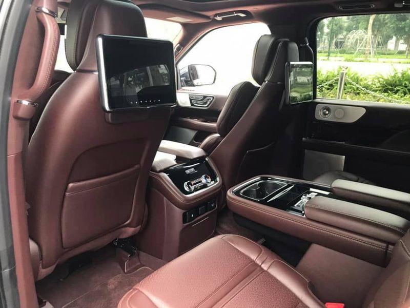 Navigator 2019 có trang bị nhiều tính năng công nghệ, một cụm điều khiển trung tâm lớn và nhiều bề mặt bọc da mềm