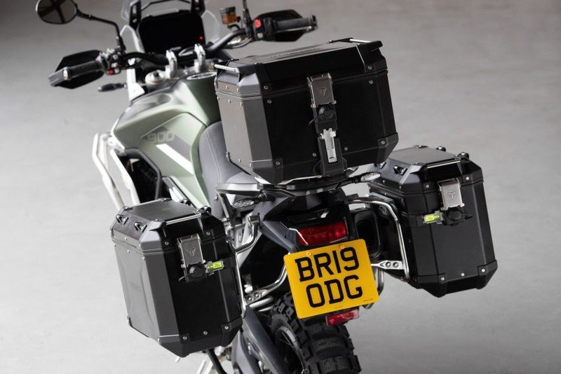 Các tùy chọn màu sắc cho Triumph Tiger 900 Rally 2020 và Rally Pro là màu xanh Matt Khaki, đen Sapphire Black và trắng Pure White với đồ họa được lấy cảm hứng từ Triumph Tramontana