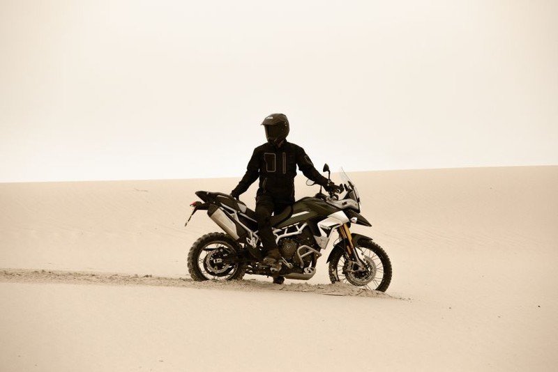 Phiên bản tiếp theo là Tiger 900 Rally và Rally Pro đi kèm với phuộc lồng 45 mm có thể điều chỉnh hoàn toàn với 240 mm trong khi phía sau là phuộc đơn monoshock có thể điều chỉnh với hành trình 230 mm