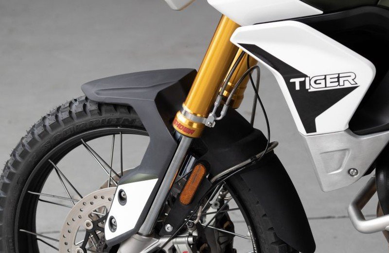 Bảng điều khiển của Tiger 900 là màn hình LCD 7 inch với 4 thông tin hiện thị và 4 tùy chọn màu. Tùy chọn kết nối Bluetooth My Triumph cũng có sẵn trên Tiger 900 GT và Rally và được trang bị dưới dạng thiết bị tiêu chuẩn trên các phiên bản Pro