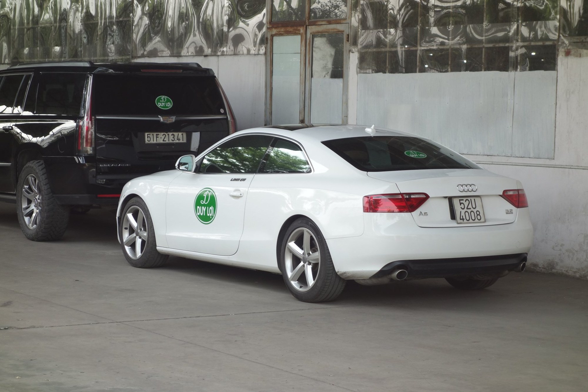 Ông còn sở hữu một chiếc Cadillac Escalade gắn cặp sừng lớn phía trước và một chiếc Audi màu trắng