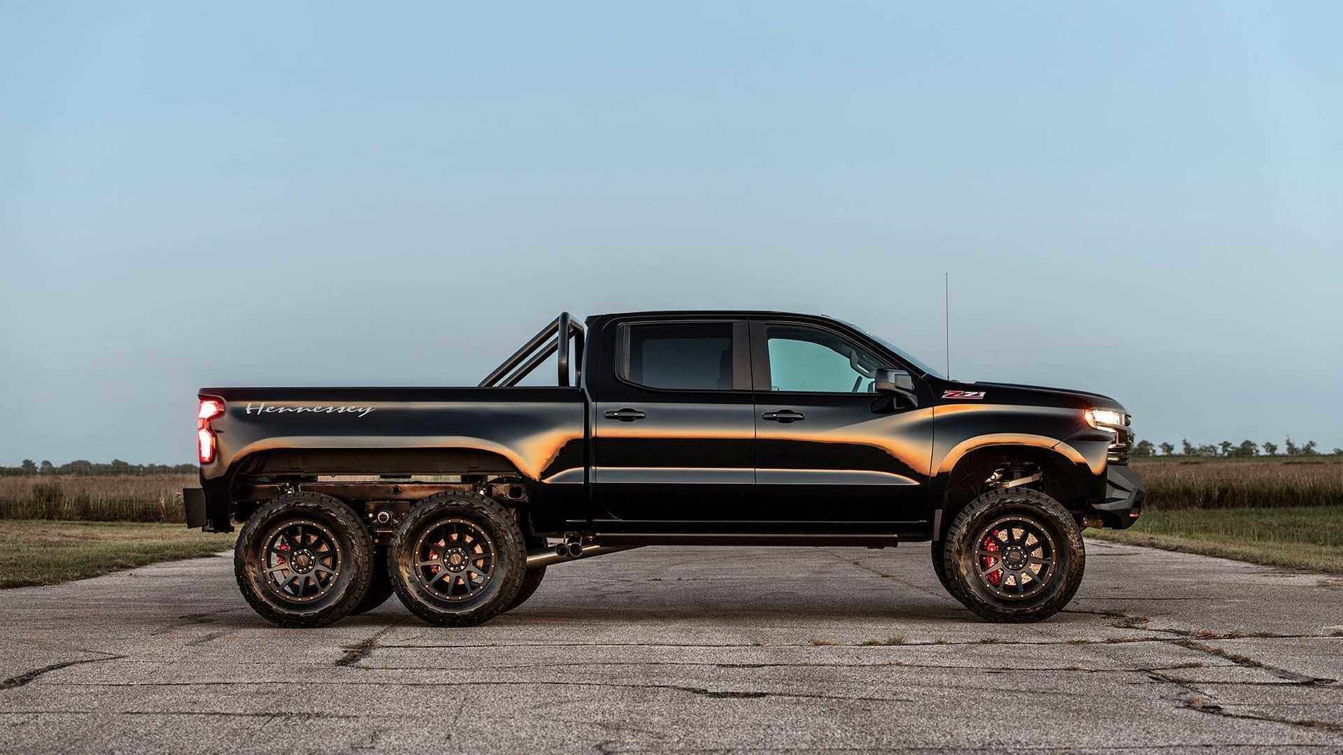 So với nguyên bản, Hennessey Silverado Goliath 6x6 được bổ sung thêm 2 bánh xe phía, hệ dẫn động 3 cầu, mâm xe kích thước 21 inch, lốp BFgoodrich, hệ thống treo mới và bộ nâng gầm xe cao thêm hơn 20 cm