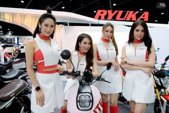 Hãng xe Zongshen Ryuka (Trung Quốc) cũng góp mặt không ít người đẹp