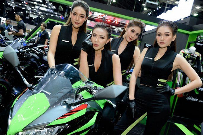 Các cô nàng PG xinh đẹp bên môtô Kawasaki