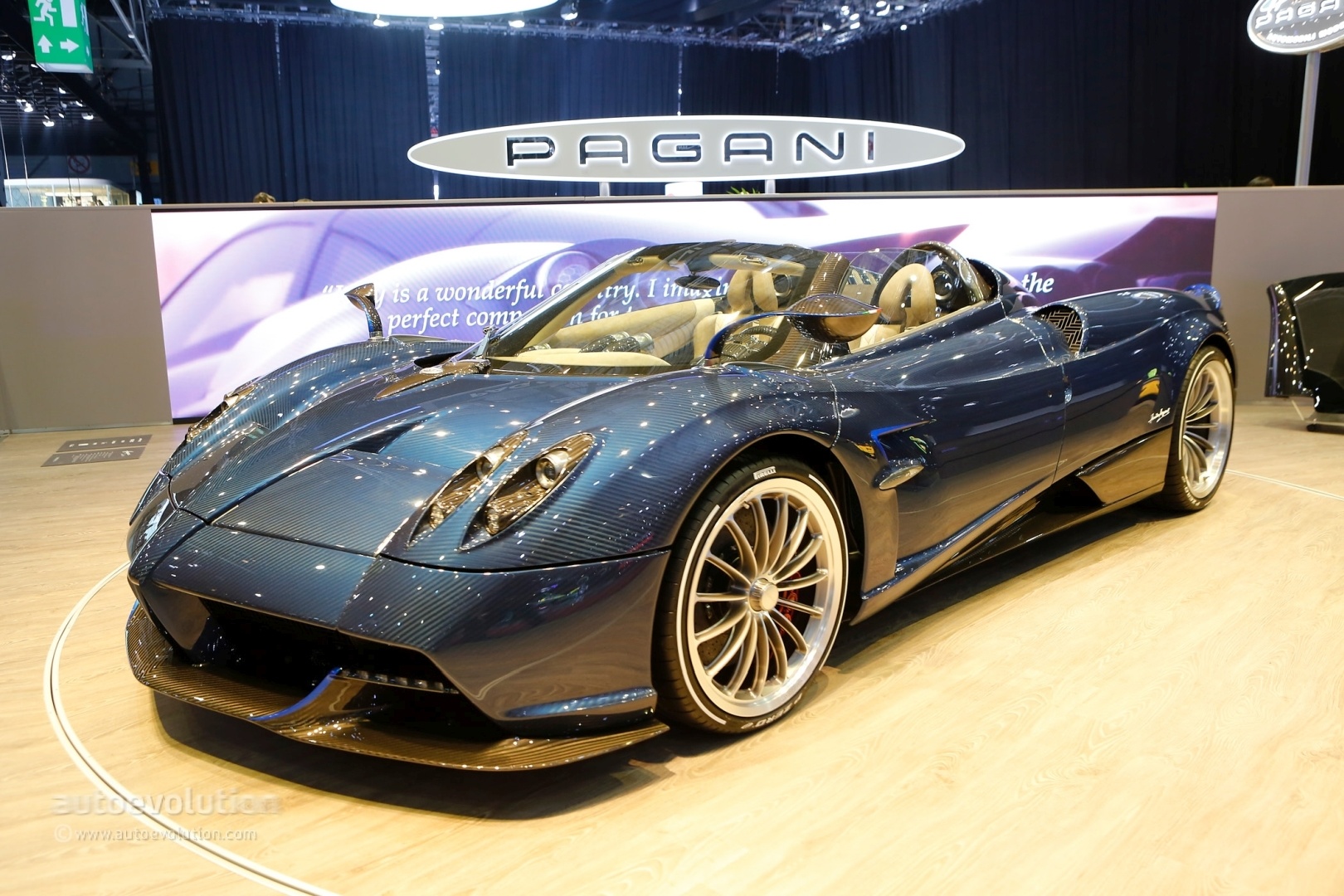 6. Pagani Huayra Roadster (2,4 triệu USD)
