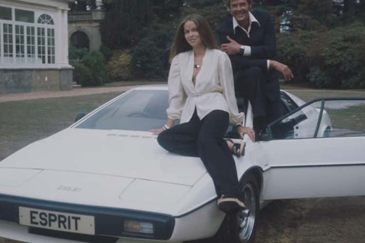 Theo CNBC, năm 1989, một cặp vợ chồng đến từ Long Island, New York đã trả khoảng 100 USD mua lại nhà kho cũ trong một cuộc đấu giá "mù". Tức là cả người bán nhà kho và người mua đều không biết trong đó có gì. Khi mở nhà kho, họ tìm thấy thứ mà họ không thể ngờ có thể khiến cặp đôi này đổi đời - đó là 1 chiếc xe cũ bỏ hoang