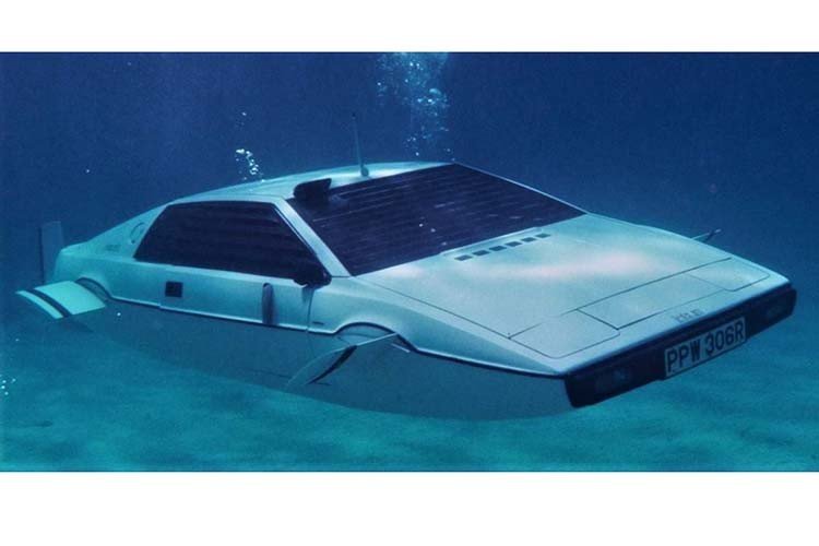 Nhưng khi họ thuê 1 xe tải chở chiếc Lotus Esprit về nhà, vị tài xế xe tải đã cho biết rằng, họ đang sở hữu một chiếc xe của James Bond. Lotus Esprit sau đó đã được phục hồi nguyên trạng và được trưng bày trong nhiều triển lãm suốt 2 thập kỷ tiếp theo trước khi nó được đem ra bán đấu giá vào năm 2013