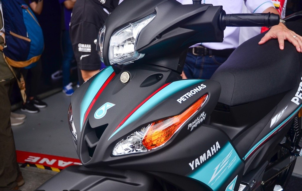 Chiếc xe nổi bật với bộ tem được sao chép từ mẫu Yamaha YZR-M1 của 2 tay đua MotoGP Fabio Quartararo và Franco Mobidelli