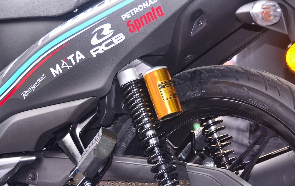 Bên cạnh đó, Lagenda 115Z GP Edition được nâng cấp hệ thống giảm xóc sau với cặp giảm xóc có bình dầu, giúp cho chiếc xe hoạt động êm ái hơn