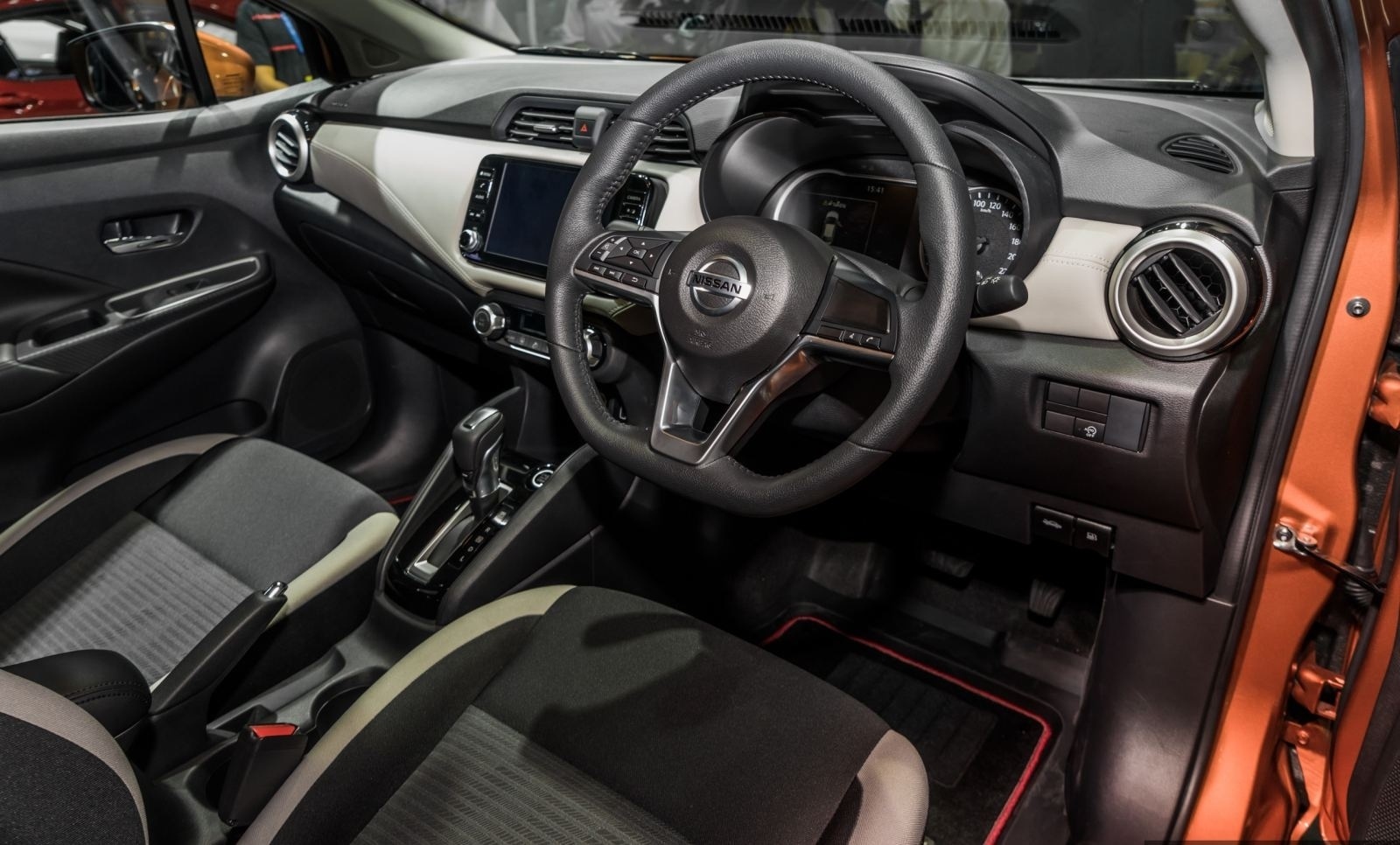 Về hệ thống thông tin giải trí, Nissan Sunny 2020 được trang bị màn hình cảm ứng 8 inch, hỗ trợ Apple CarPlay/Android Auto, kết nối Bluetooth rảnh tay và AUX/USB