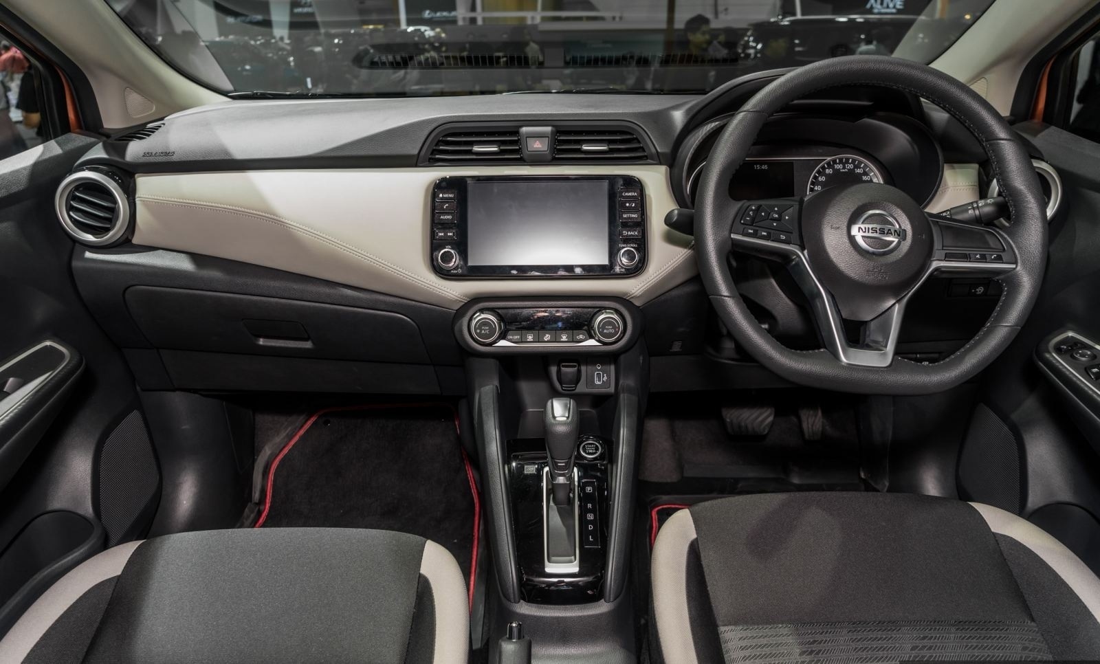 Nissan Sunny thế hệ mới được trang bị bao gồm màn hình đa thông tin MID 7 inch trong bảng đồng hồ, ghế bọc nỉ màu đen-xám nhã nhặn, ghế lái chỉnh tay 6 hướng...