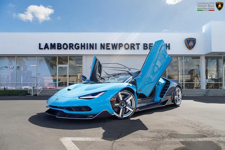 Chủ nhân chiếc siêu xe Lamborghini Centenario trong bài đã lựa chọn chiếc xe được hoàn thiện trong hai tông màu xanh khác nhau, lấy cảm hứng từ Bugatti Chiron