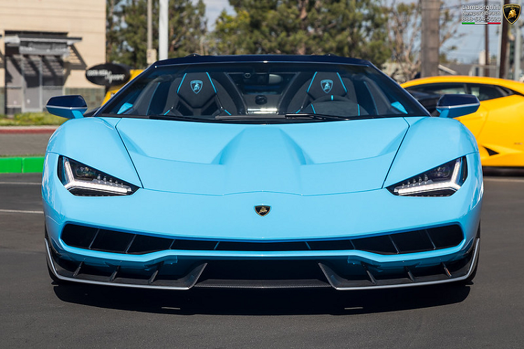 Centenario Roadster có cân nặng 1.570 kg, bằng với chính phiên bản coupe của nó