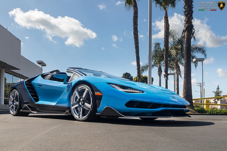 Nửa trước, chiếc Lamborghini Centenario này được sơn với màu xanh da trời (Blu Cepheus) trong khi nửa sau của xe được hoàn thiện với sắc xanh đậm hơn (Blu Hera)