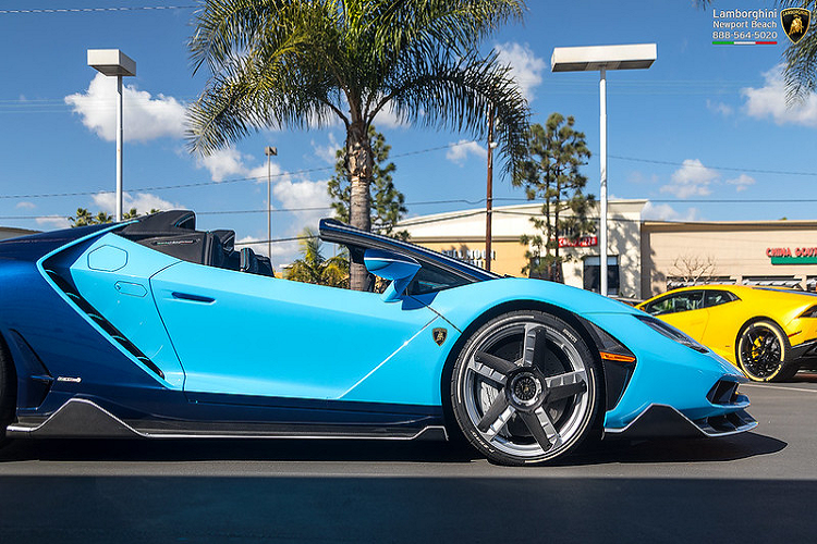 Một công nghệ khác là hệ thống đánh lái bốn bánh, sau này được trang bị trên tất cả các mẫu Lamborghini được ra mắt về sau