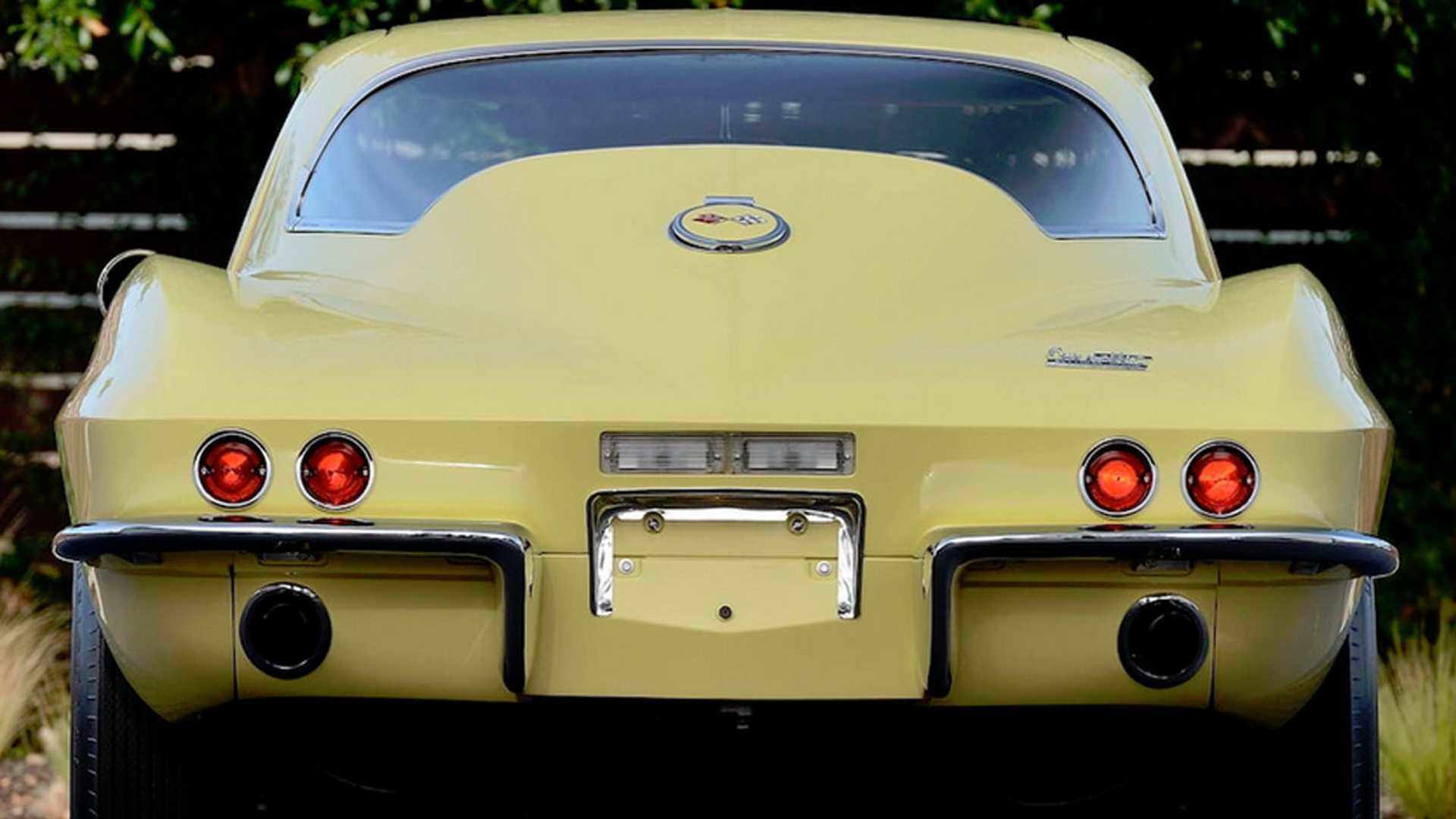 Hai trong số đó là xe mui trần khiến chiếc Chevy Corvette L88 Coupe thuộc sở hữu của Corvette Mike được cho là chiếc L88 Coupe duy nhất còn tồn tại với động cơ nguyên bản