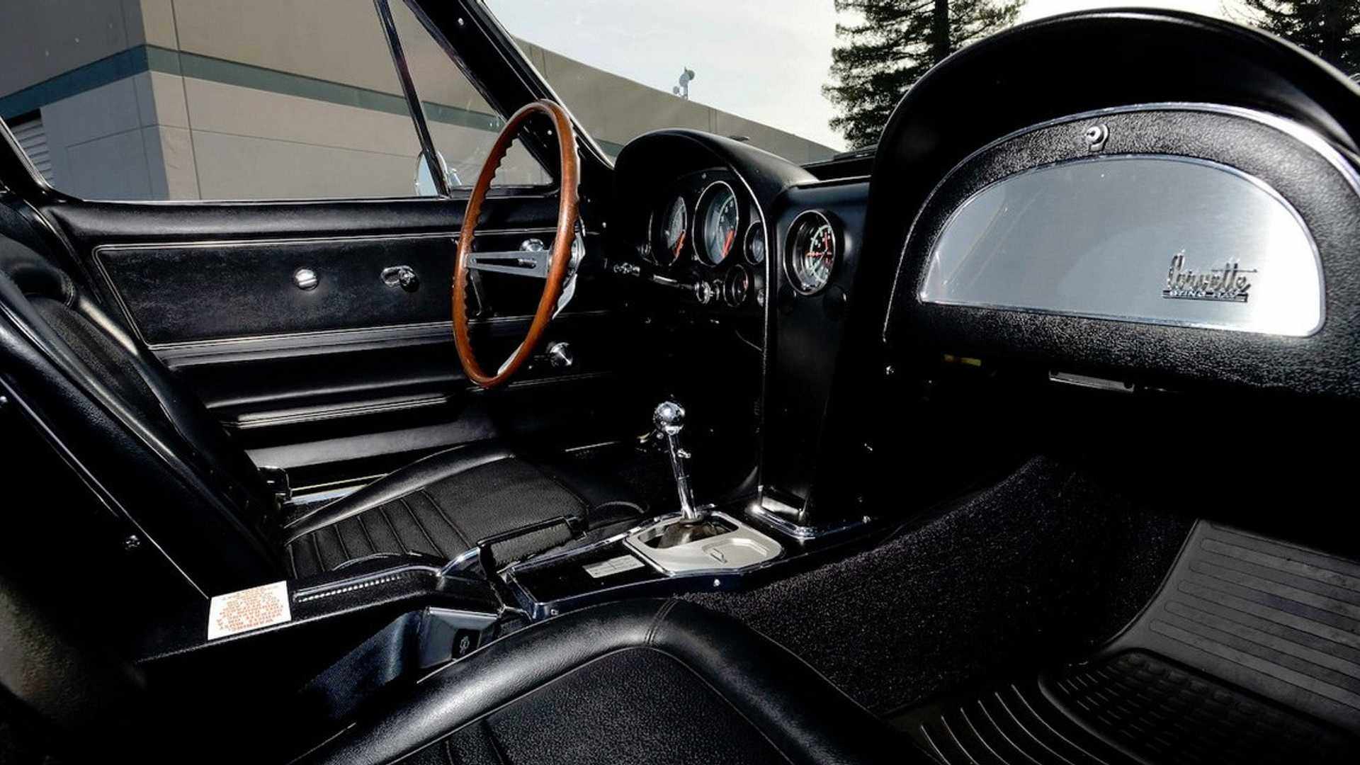 Ngoài khối động cơ mạnh mẽ, L88 Corvettes còn được trang bị hộp số tay M22, phanh đĩa heavy duty J56, phanh điện J50, hệ thống treo heavy duty F41, nắp capo có cửa hút gió