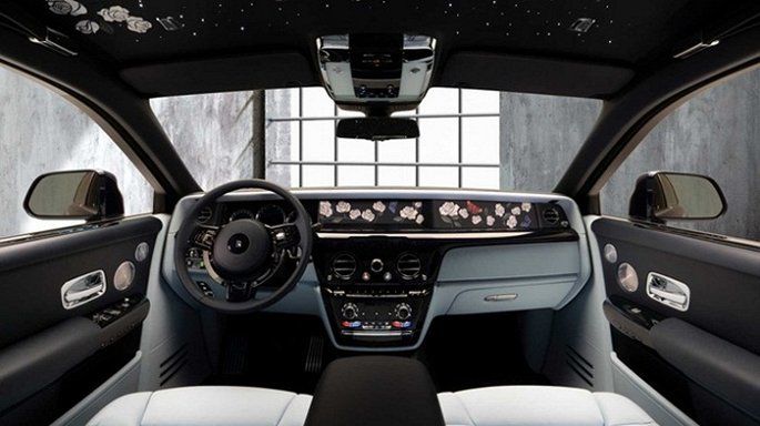 Trần xe được trang trí hệ thống đèn sao tạo hình như một dải ngân hà lung linh