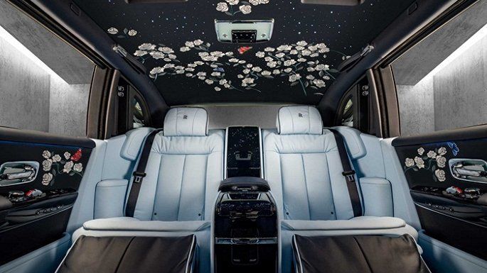 Khoang hành khách được trang bị lớp da bề mặt xa hoa màu xanh Charles với các đường chỉ xanh Peacock