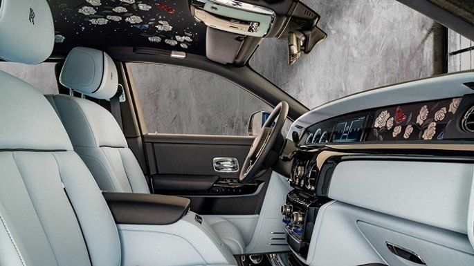 CEO của Rolls-Royce - Torsten Müller Ötvös cho biết, Rose Phantom chính xác là một kiệt tác đương đại của Rolls-Royce. Những người thợ thủ công tài hoa hoàn tất một vẻ đẹp rất tinh tế mà khó có từ ngữ nào diễn tả được