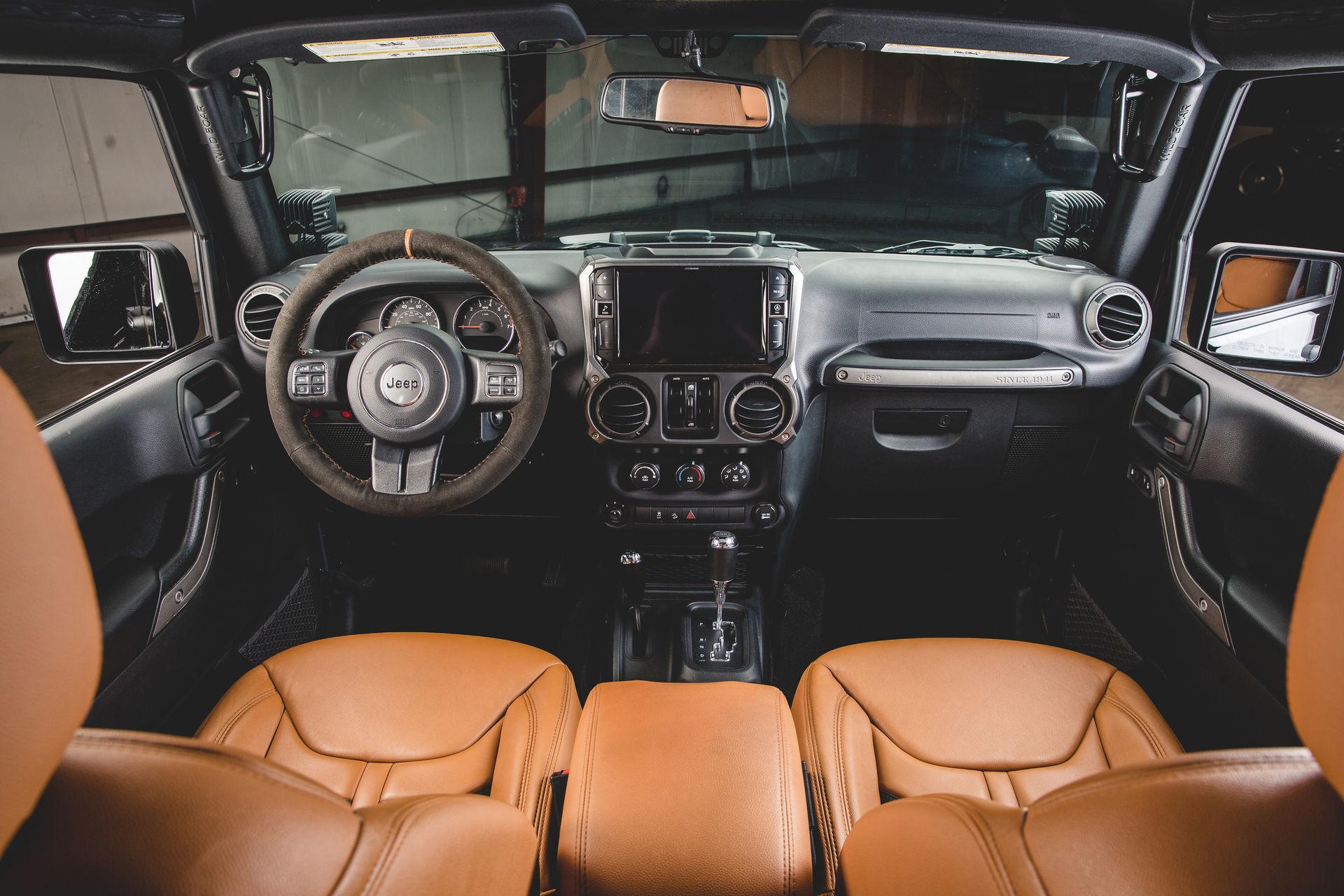 Nội thất với hệ thống thông tin giải trí tùy chỉnh, loa Alpine, ghế mới và đỉnh mui trần mới