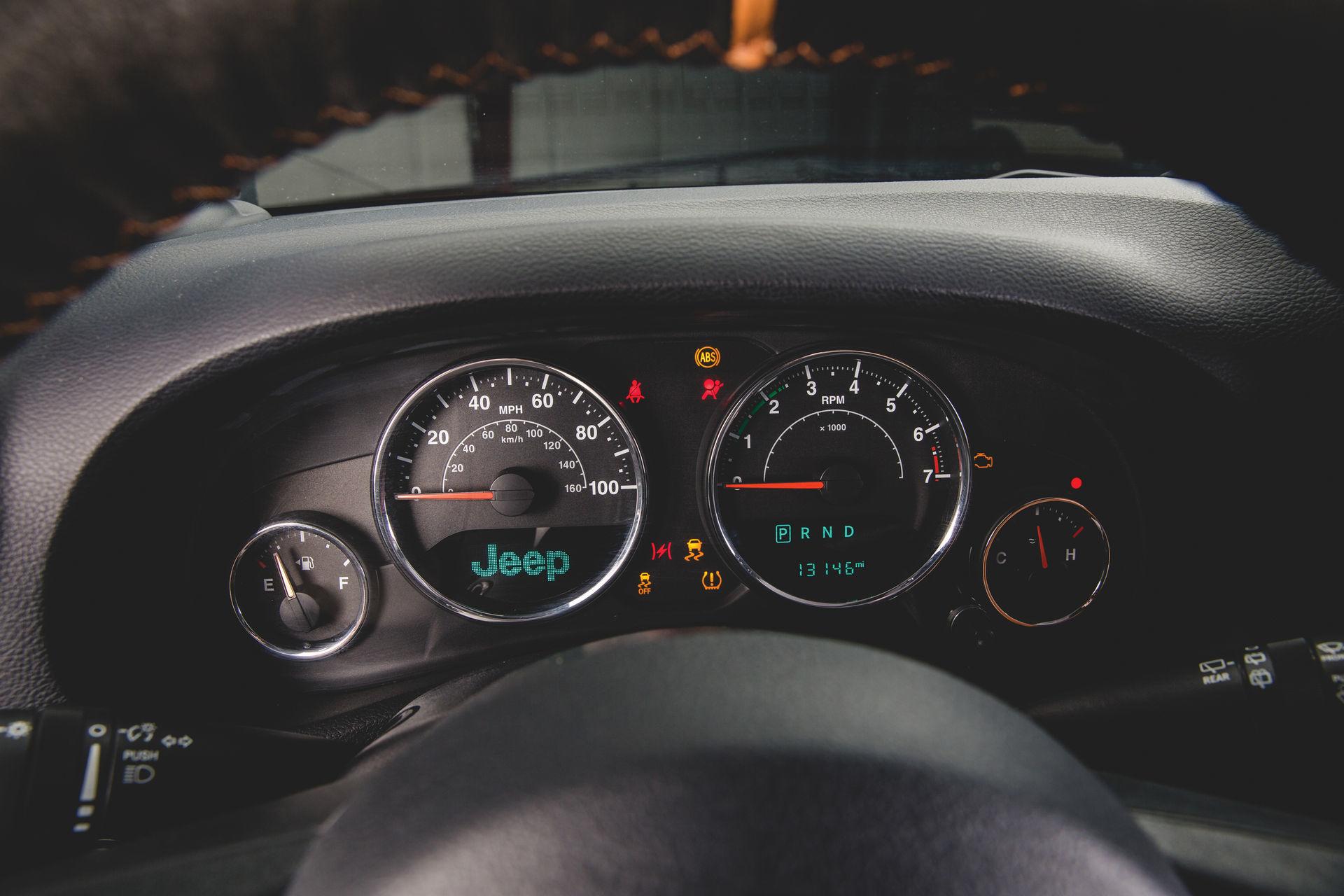 Bảng đồng hồ được thiết kế khỏe khoắn, hiện đại