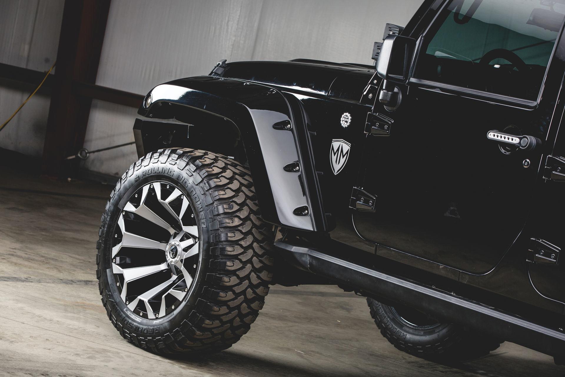 Các sửa đổi được thực hiện trên chiếc xe địa hình bắt đầu ở phía trước