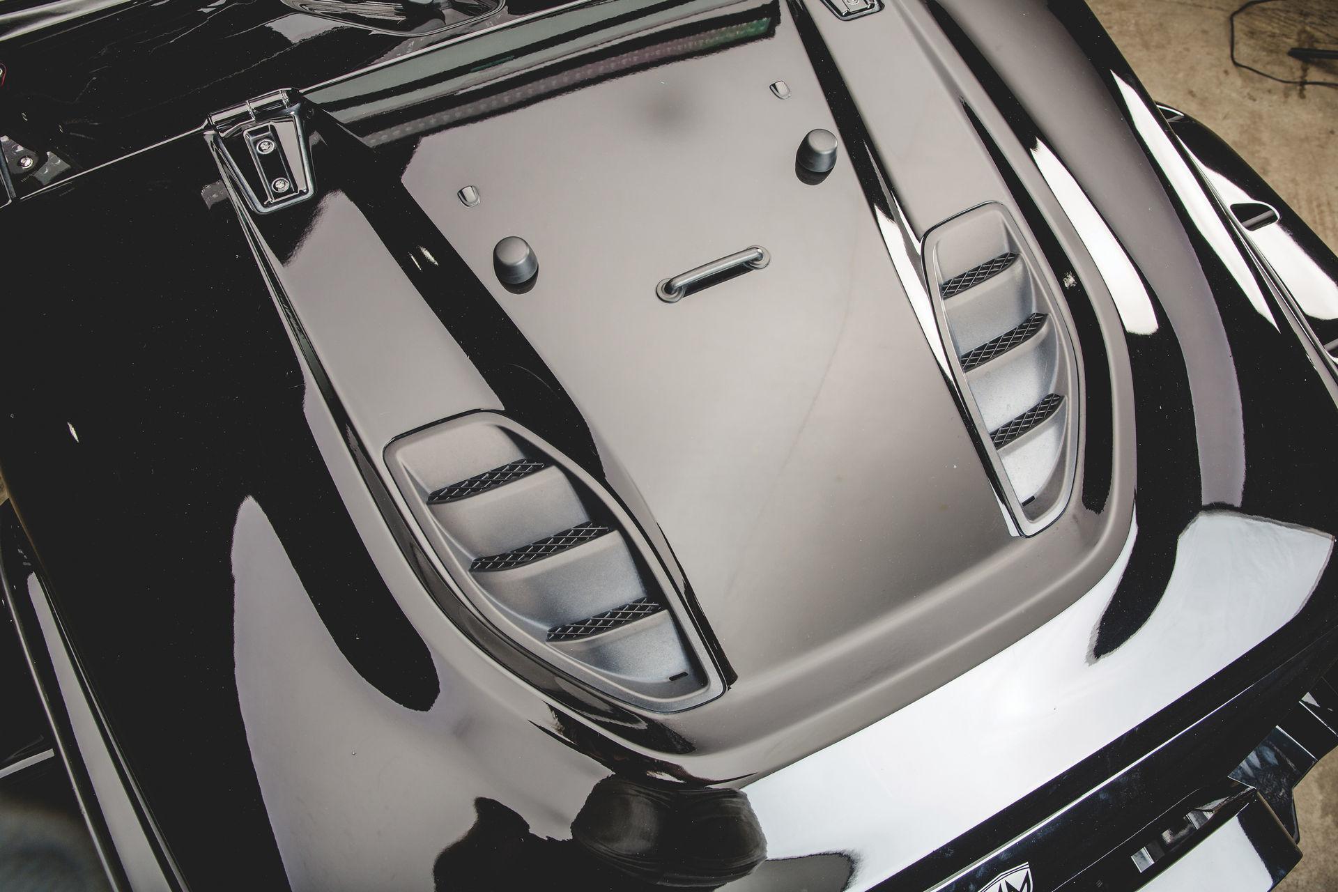 Những sửa đổi khác bao gồm trục điện tử DV8 và tay nắm cửa bespoke. Ở phía sau, sự sửa đổi bao gồm một bánh xe dự phòng kích thước lớn và một cản sau hậu mãi