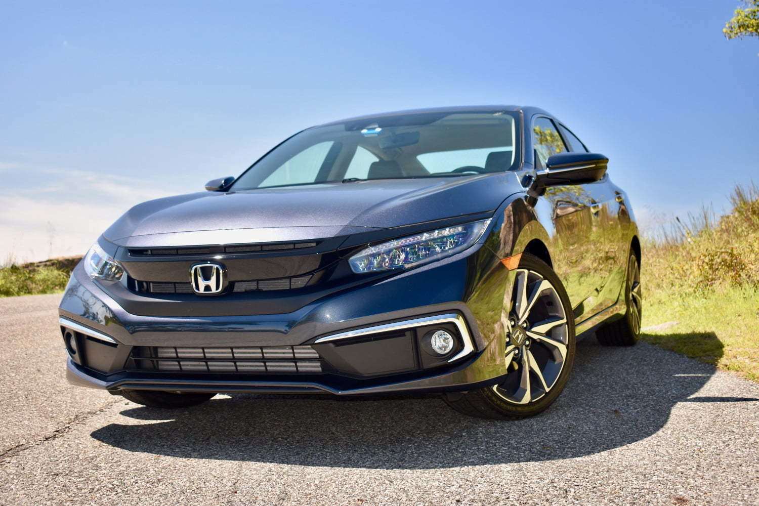 Trong danh sách xe ô tô cũ nên mua, chiếc sedan tốt nhất thuộc về Honda Civic. Mẫu sedan của Honda được đánh giá cao nhờ khả năng vận hành bền bỉ. Sau 5 năm, xe mất giá khoảng 36,5%, điểm an toàn 4,65/5