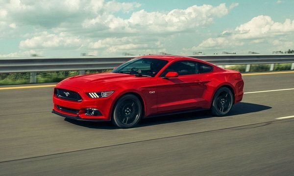Xe thể thao tốt nhất - Ford Mustang. Mustang vẫn là xe thể thao được nhiều người yêu thích. Xe mất giá 44,4% sau 5 năm sử dụng, điểm an toàn 4,75/5 theo đánh giá của Cơ quan An toàn Giao thông Cao tốc Quốc gia Mỹ (NHTSA)