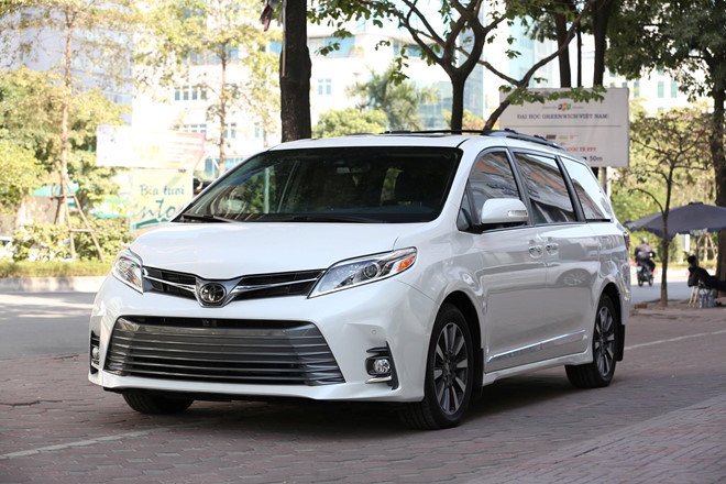 Minivan tốt nhất - Toyota Sienna. Thị trường hiện nay không có nhiều minivan, Sienna được đánh giá tốt hơn nhờ điểm số an toàn 4,7/5, mất giá 50% sau 5 năm sử dụng