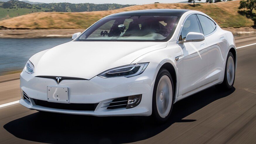 Ô tô điện tốt nhất - Tesla Model S. không chỉ đứng đầu danh sách xe điện bền nhất mà còn ghi điểm an toàn tuyệt đối. Xe mất giá 61,5% sau 5 năm sử dụng, nghe có vẻ cao nhưng vẫn tốt hơn nhiều ô tô điện khác trên thị trường xe cũ