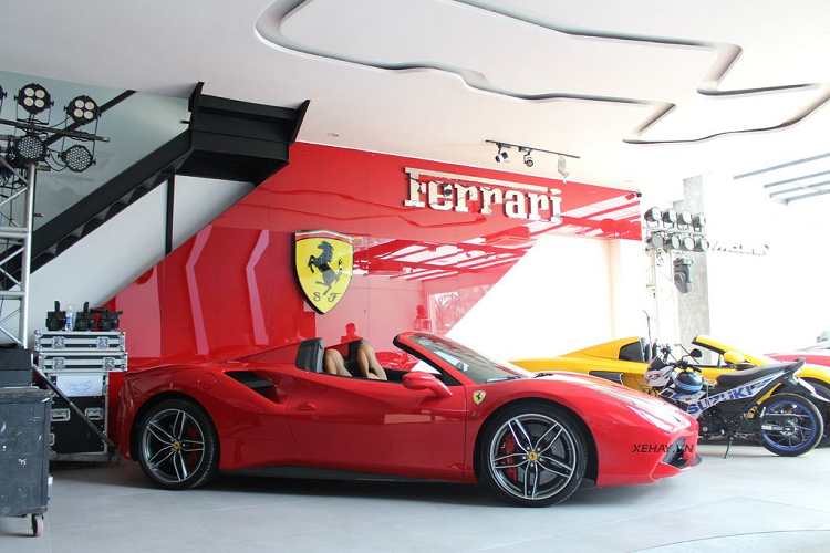 Dàn siêu xe trăm tỷ hùng hậu xuất hiện trong showroom bao gồm: Ferrari 488 Spider, Audi R8 V10 Plus, McLaren 720S, Rolls-Royce Ghost, McLaren 650S Spider với một chiếc xe độ Liberty Walk