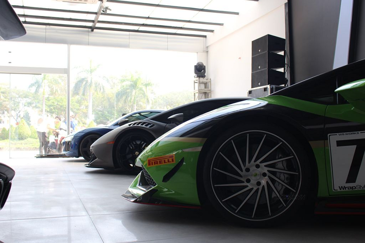 Cuối cùng là 3 chiếc Lamborghini Huracan đều đã được độ ngoại thất