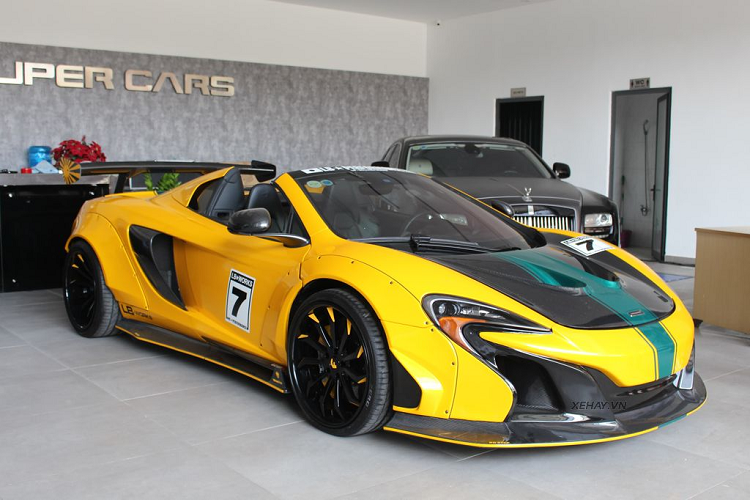 Showroom này cũng không bỏ qua những dòng xe cao cấp của các thương hiệu khác như: BMW, Mercedes-Benz, Porsche, Jaguar, Maserati,…