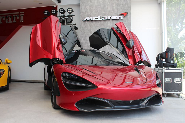 Showroom siêu xe đắt tiền này có tổng diện tích trưng bày hơn 1000m2 tại quận 7, TP. HCM liền kề các thương hiệu Porsche, BMW, Harley – Davidson, Toyota và cả trung tâm triển lãm SECC