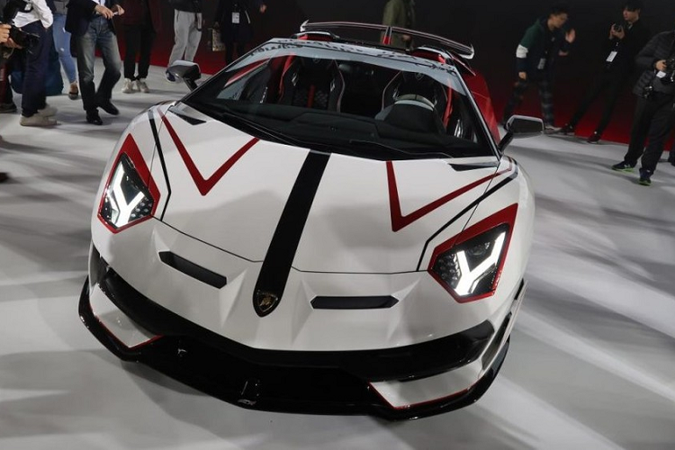 Ngoài sự góp mặt của hơn 100 siêu xe Lamborghini của các nhà giàu Nhật Bản còn có màn giới thiệu 3 mẫu xe Lamborghini được tạo ra dành riêng cho Nhật Bản
