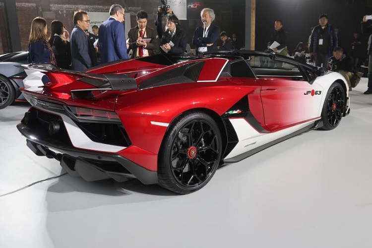 Ấn tượng và độc đáo nhất phải kể đến siêu xe Lamborghini Aventador SVJ Roadster lấy cảm hứng từ bộ môn hát múa dân gian Kabuki dành cho đại gia tại đất nước mặt trời mọc