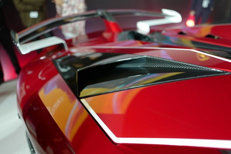 Ở ngoại thất chiếc siêu xe Lamborghini Aventador SVJ Roadster "Kabuki" có một không hai sở hữu bộ áo trắng và đỏ từ đầu đến đuôi kết hợp cùng nhiều chi tiết bằng carbon