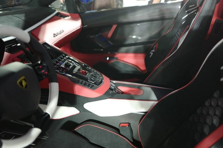 Khoang lái của Lamborghini Aventador SVJ Roadster "Kabuki" có 3 màu chính là trắng, đỏ và đen. Hoạ tiết thêu hình quạt ở ghế lái và màu của chỉ khâu tạo điểm nhấn nội thất của xe