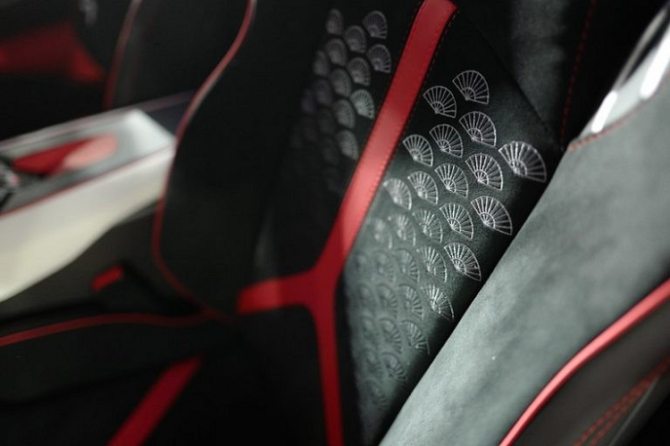 Chiếc siêu xe Lamborghini Aventador SVJ Roadster "Kabuki" cũng là phiên bản mui trần của Lamborghini Aventador SVJ đầu tiên có mặt tại Nhật Bản