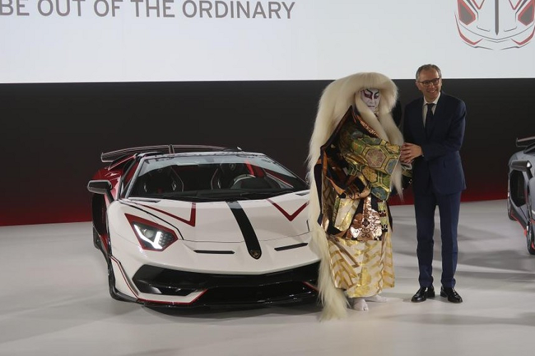 Lamborghini Aventador SVJ Roadster tăng tốc từ vị trí đứng yên lên 100 km/h chỉ trong thời gian 2,9 giây, vận tốc tối đa của siêu xe Lamborghini Aventador SVJ mui trần sẽ là 350 km/h