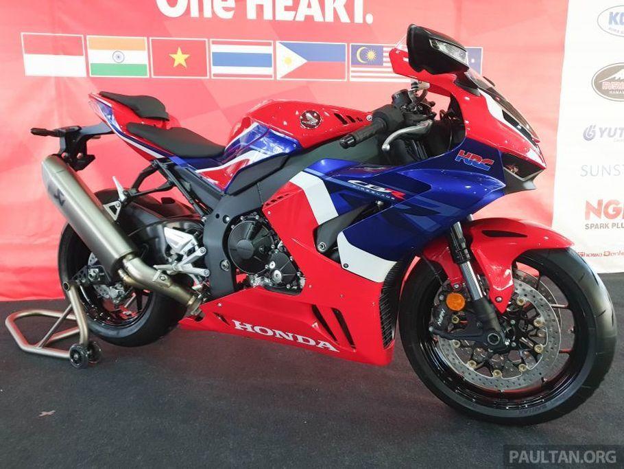 Theo chiến lược của Honda, CBR1000RR-R sẽ là sản phẩm thay thế cho mẫu CBR1000RR khi sở hữu những đường nét thiết kế trực tiếp từ đội đua Honda MotoGP