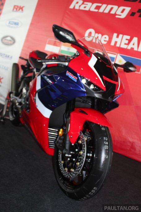 CBR1000RR-R được Honda sử dụng công suất 214 mã lực tại 14.500 vòng/phút và mô-men xoắn cực đại 113 Nm tại 12.500 vòng/phút cùng động cơ 4 xy lanh thẳng hàng